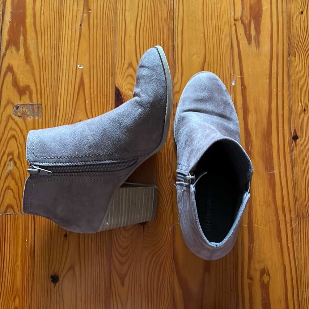Cityclassified brown ankle boots (size 7 1/2)